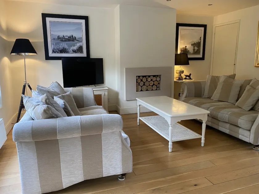 Delightful 2 Double Bedroom House - Image 1