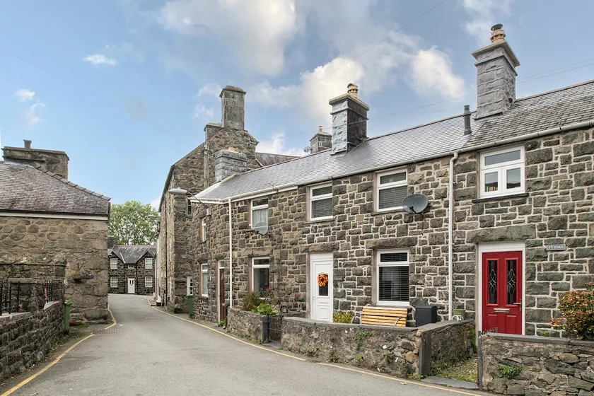 Cosy Welsh cottage with log burner, dog friendly - Image 1