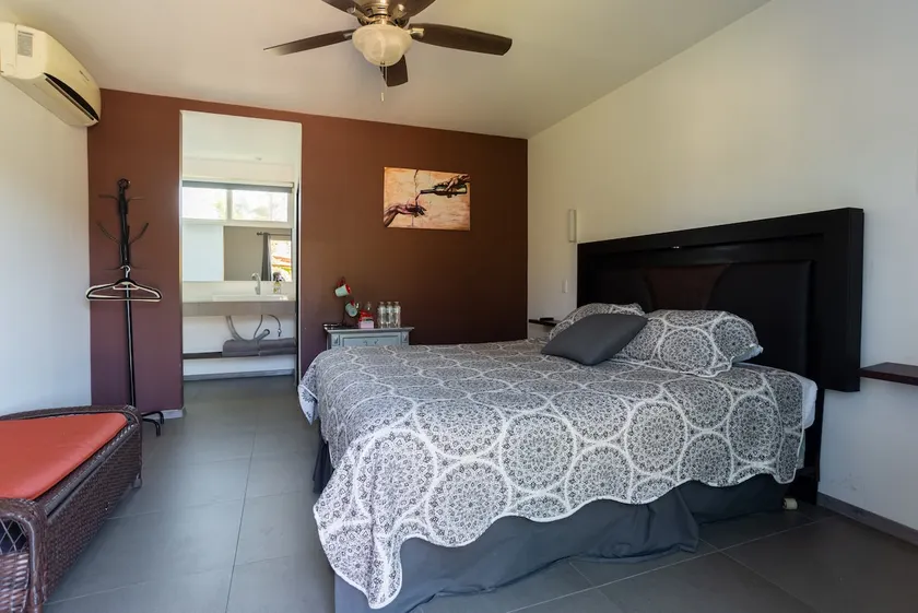 King suite 1 bed Rd in the Valley - Image 1