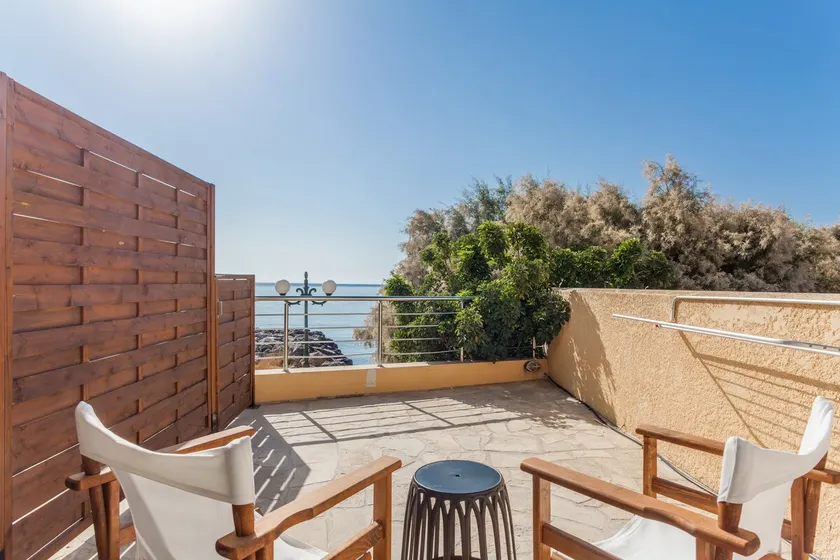 UnNik 4: Beachfront apartment at Makry Gialos. - Image 1