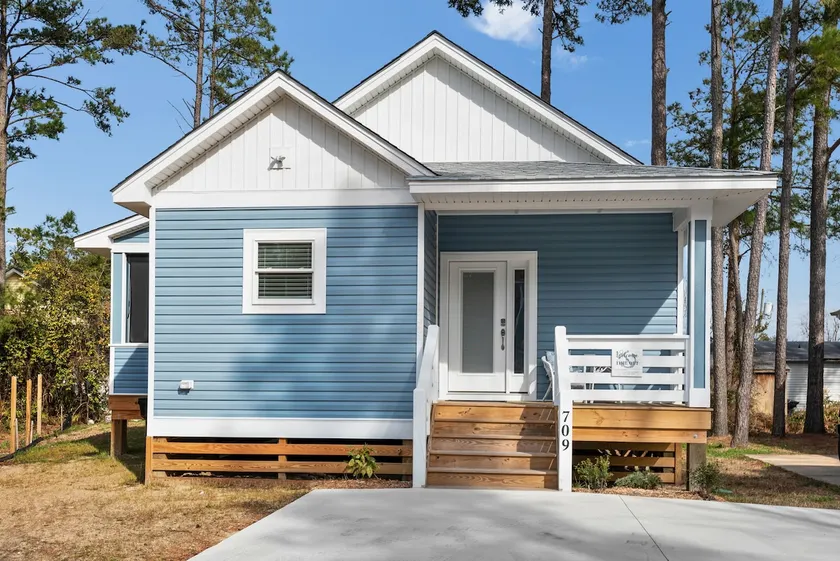Welcome to Time Out! In the Heart of Manteo! - Image 1