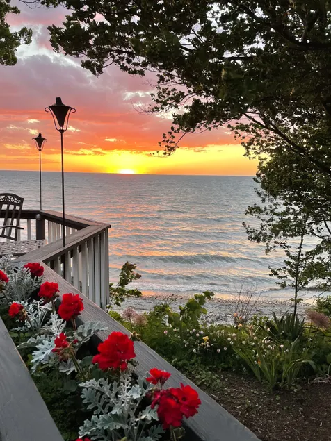 Stunning Sunsets & Lakefront Beach Access - Image 1