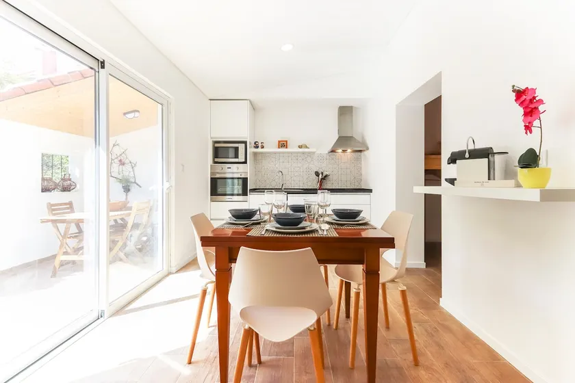 CAPARICA BEACH VILLA - Image 1