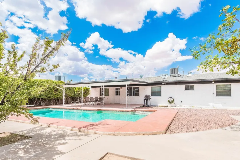 *POOL, game room, I-10/Airway, sleeps 10, Pets* - Image 1