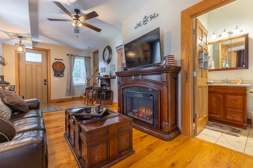 Striking 2 Bed Townhouse in the HEART of Dbq! - Image 1