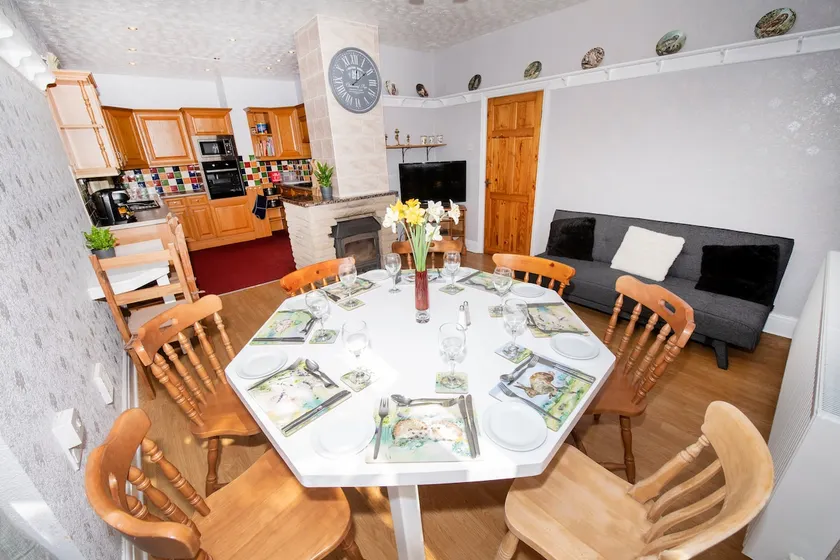 The Bungalow at Seaway's, Sleeps 11 + - Image 1