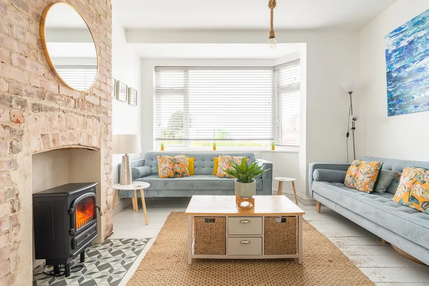 Stunning seafront property with garden and drive - Image 1