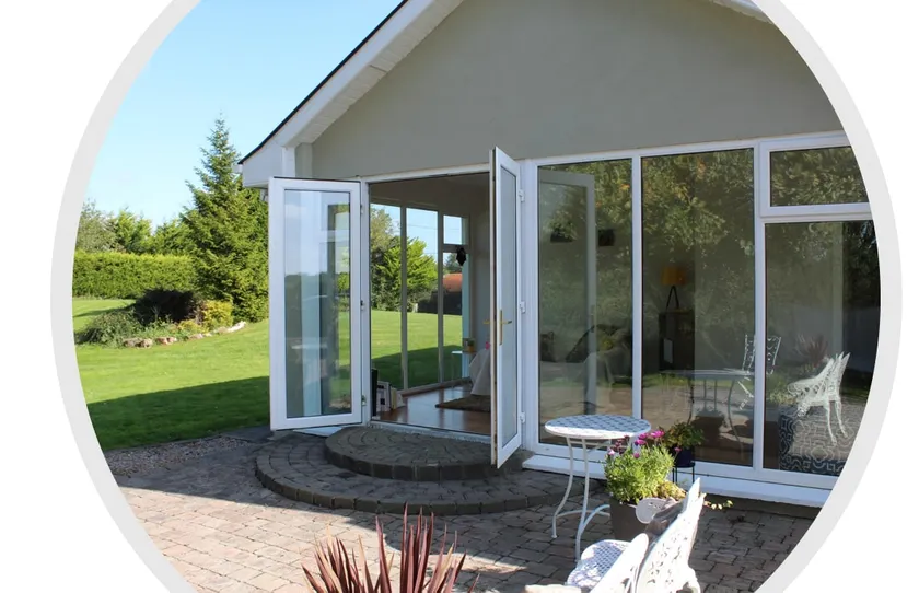Luxury relaxation with sunroom & private apartment - Image 1