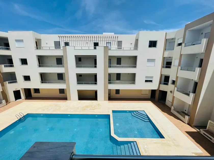 Luxury apartment with pool view - Image 1