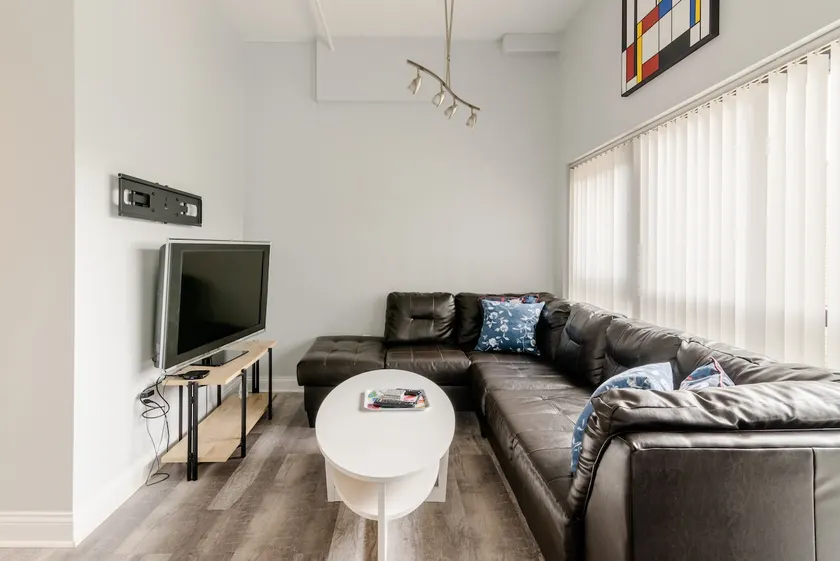 Cozy Uptown retreat with free parking - Image 1