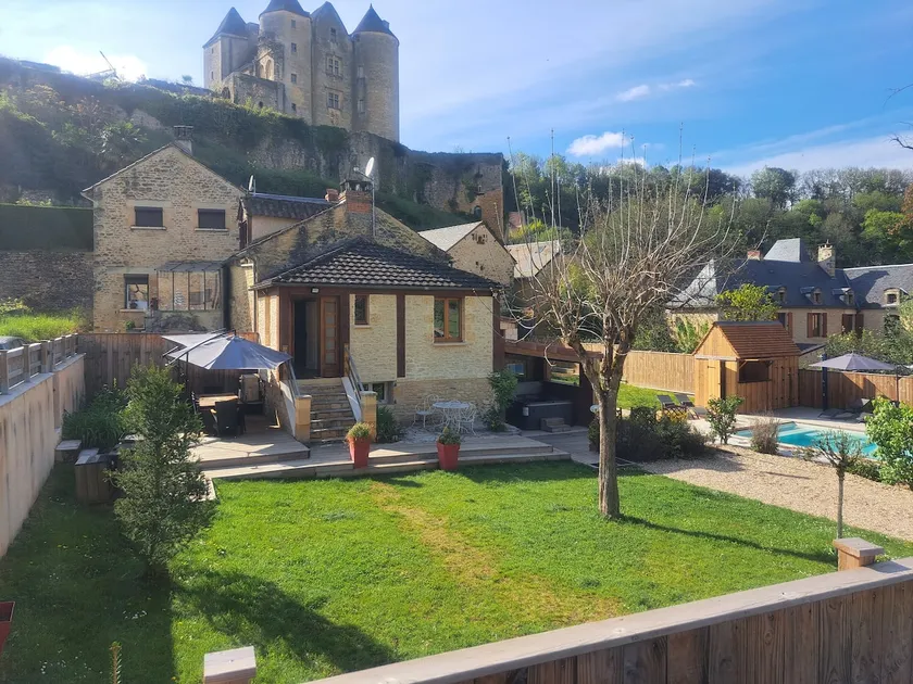 Pool, spa, sauna under the ramparts of Salignac - Image 1