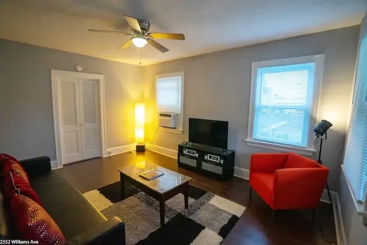 Fab location, just renovated & sparking clean! - Image 1