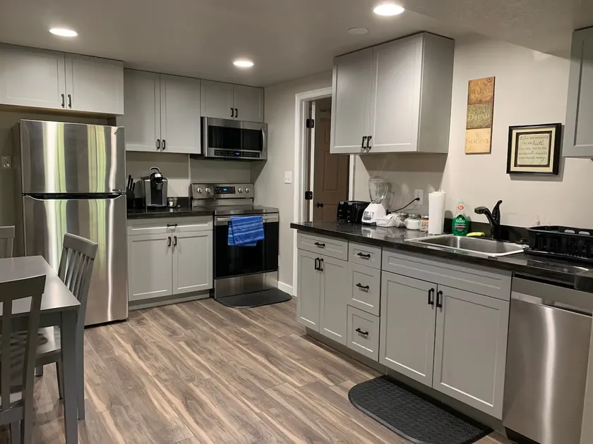 Spacious New Apartment with Excellent Location - Image 1