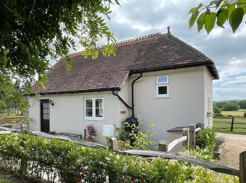 Lovely Kent cottage with rural Medway views - Image 1