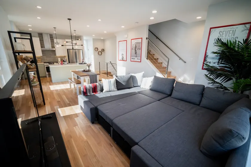 Wine & Waves: Alki Homes for Family and Friends - Image 1