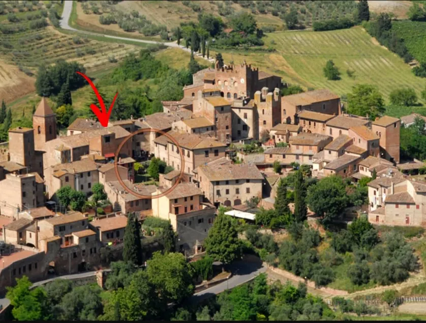 House in a medieval tower with a view in Certaldo - Image 1