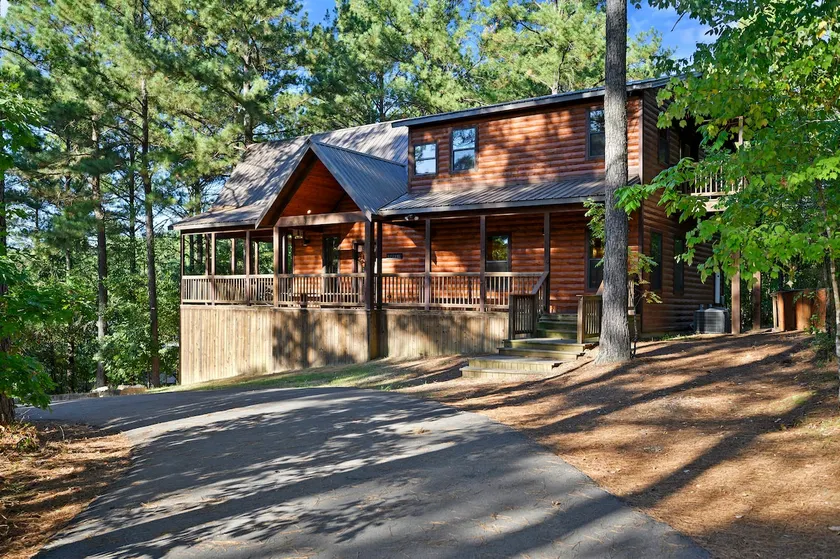 2,000 sqft, Spacious 2 King Suites & Bunk room - Image 1