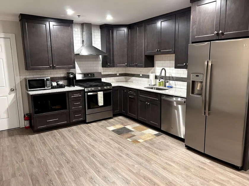 Walk Everywhere! Spacious Main Street Apartment! - Image 1