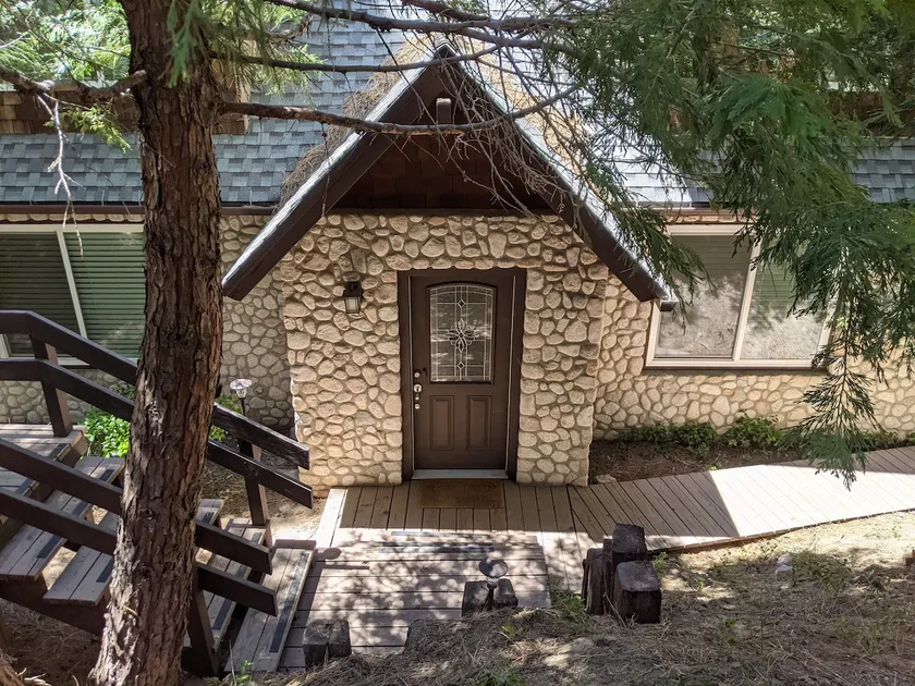 “The Grey Haven” – Secluded home in the woods - Image 1
