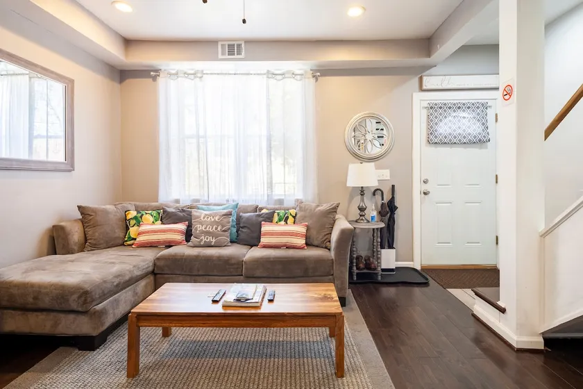 Spacious Newly Renovated 5-Star DC Experience - Image 1