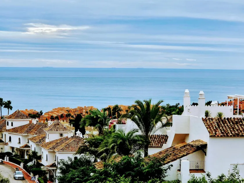 Duquesa spectacular sea views close to port/beach - Image 1
