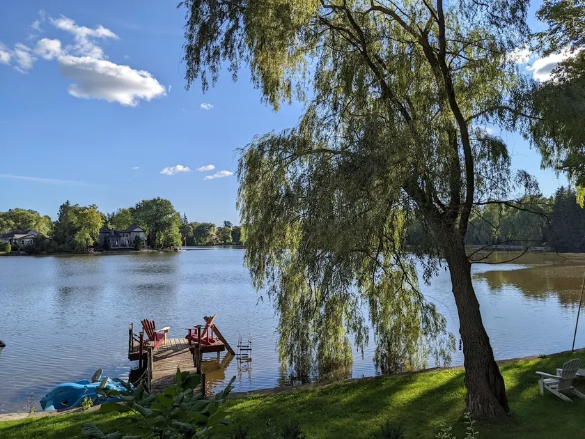 Cosy Lakefront Cottage - Image 1