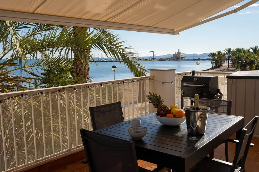 Front line Penthouse Apartment with amazing views - Image 1