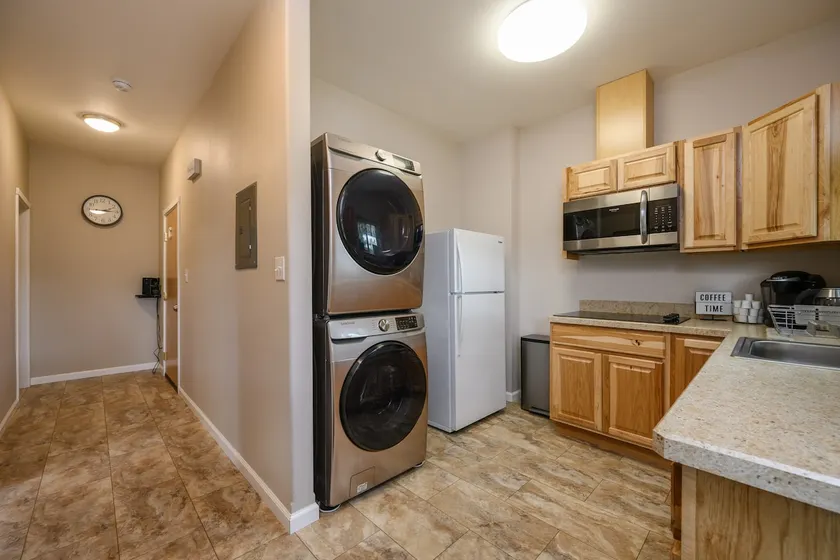 2 Bedroom (7 minutes from airport) - Image 1