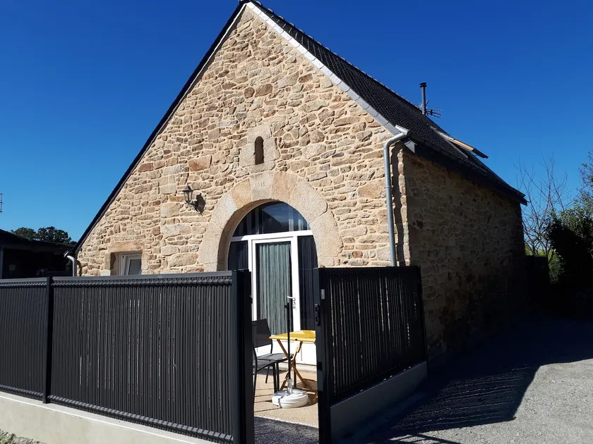 House in the countryside, close to town - Image 1