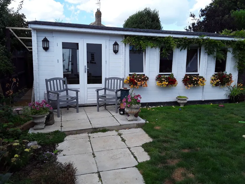 Bijou cabin next to the sea - Image 1