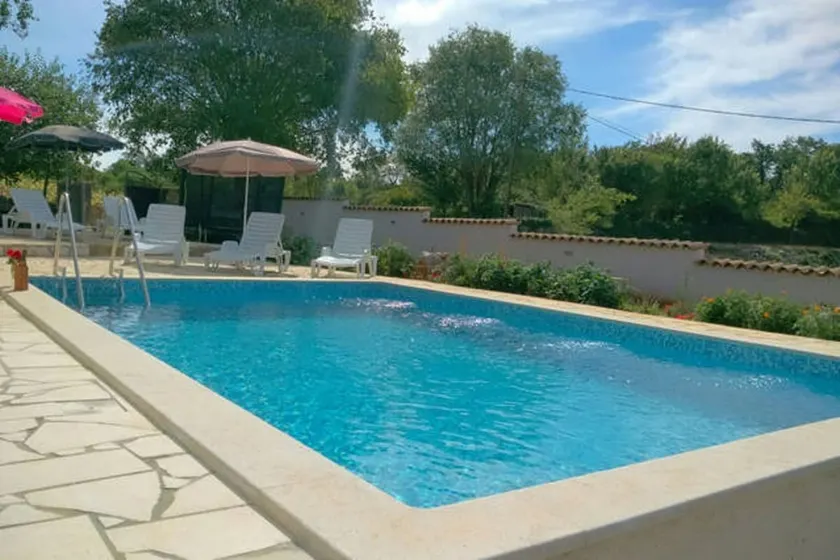 Stenhus med privat og stor pool, WiFi, aircondition, hårtørrer, sommerterrasse og grill - Image 1
