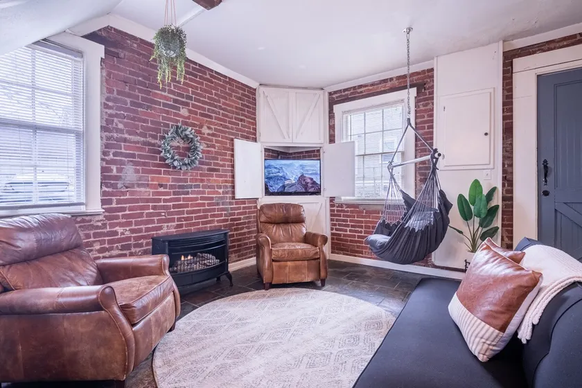 Anderson Carriage House 1885- Downtown, Air-hockey - Image 1