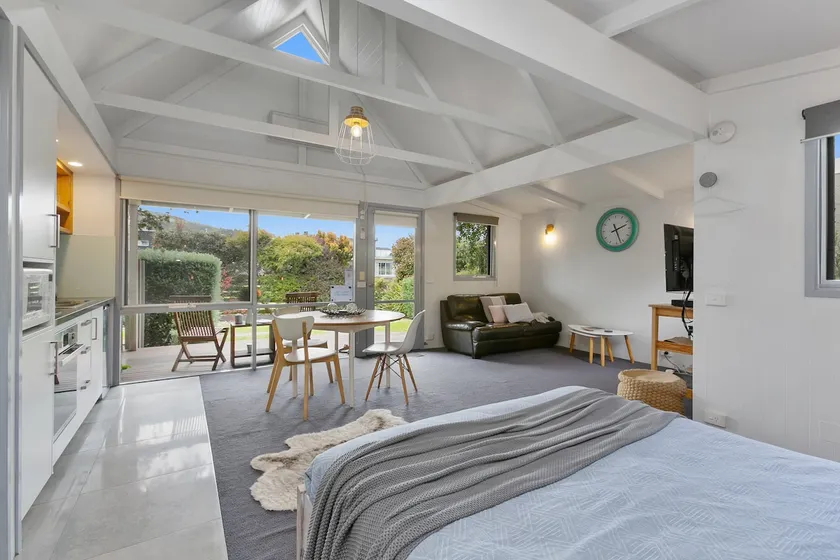 Bay Beach Hut ~ Heated Floor ~ 50m Cafes - Image 1