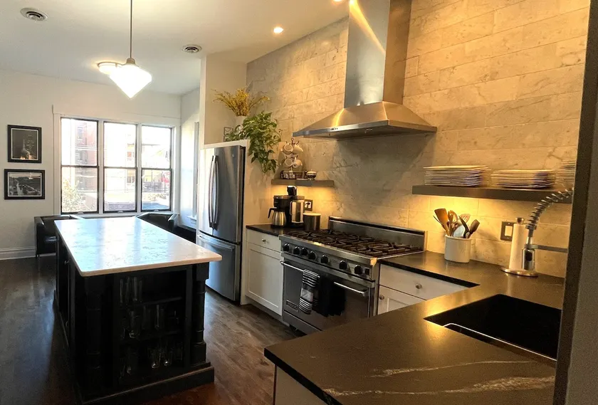 Flat in Lincoln Park 2-Flat Central to Everything - Image 1
