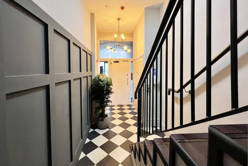 Apt 4, 10 Kingsway in a stylish Georgian Building - Image 1