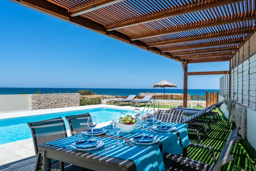 Beachfront Villa w/Private Pool, BBQ and Ping Pong - Image 1