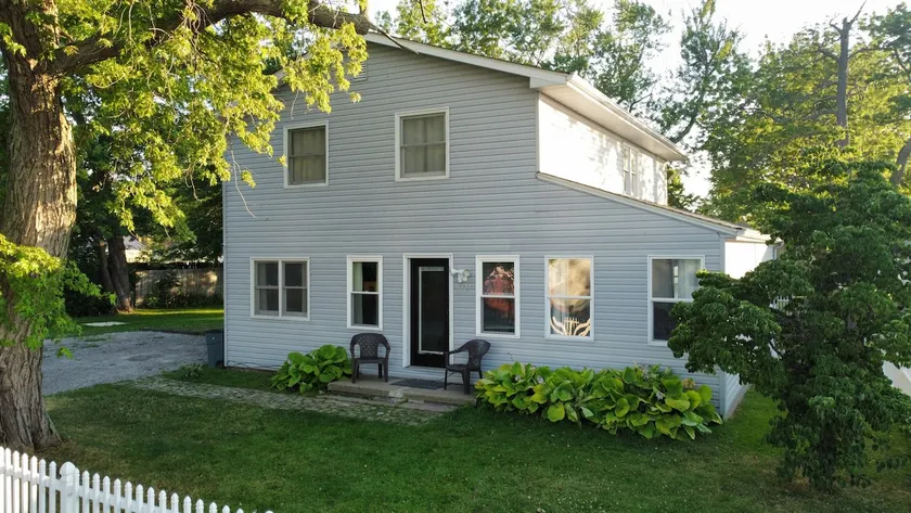 5 Bedroom Lakeside Home Sleeps 12 - Shared Lake Access, Large Yard, Central Air, Fire Pit, Horseshoes & More! - Image 1