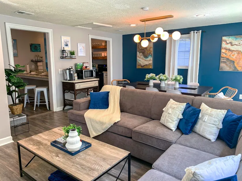 Posh Pad Near Downtown and Tybee Beach - Image 1