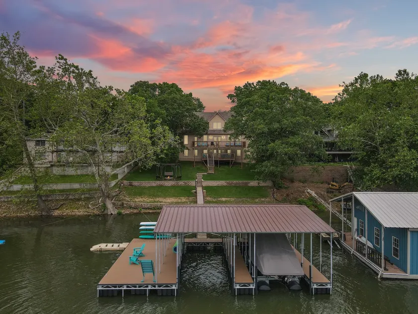 Serenity by the Shore: Luxury Waterfront Haven - Image 1