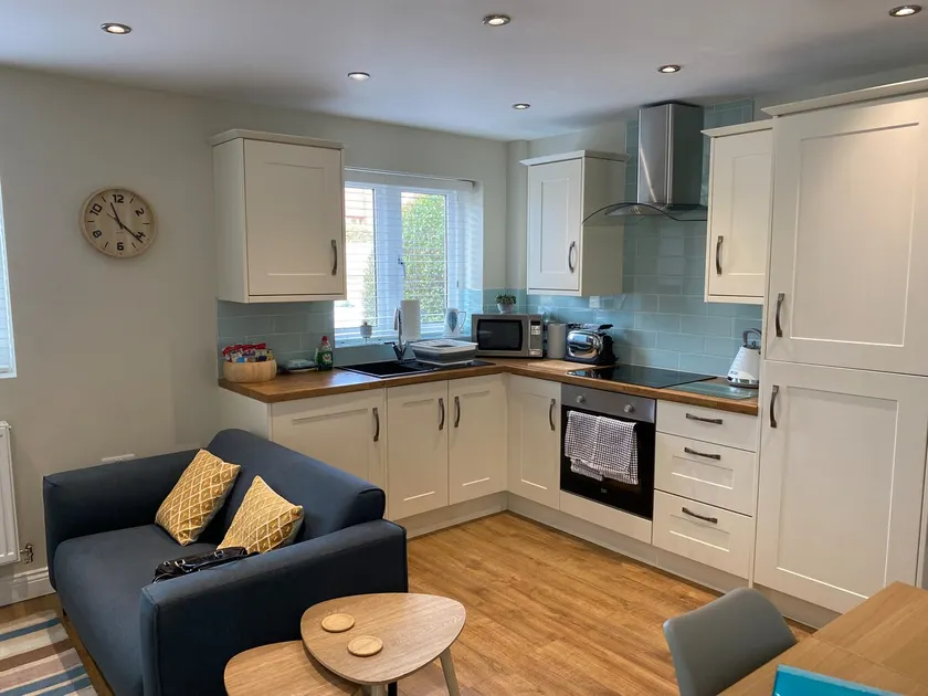 Modern 2-bed House and Parking Tibshelf Derbyshire - Image 1