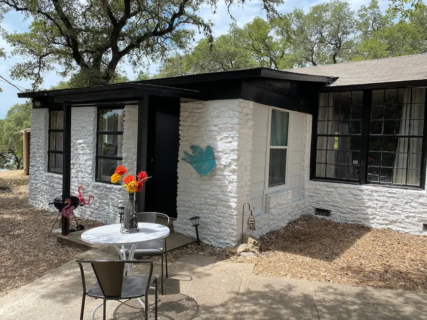 Flamingo Cottage looking at the Pedernales River - Image 1