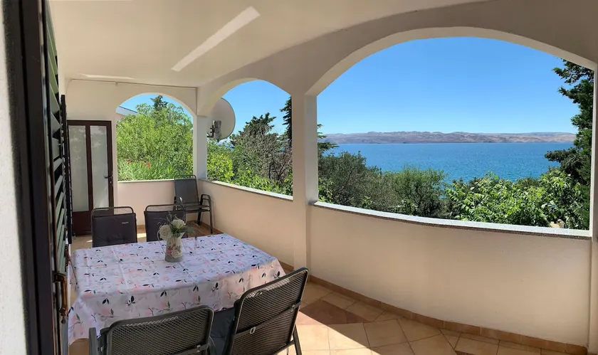 Apartment with a view and direct access to the sea - Image 1