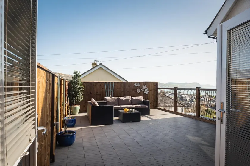 Idyllic retreat with sea views and spacious terrace overlooking Lyme Bay - Image 1