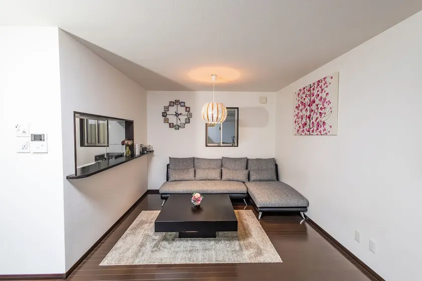 4LDK whole house rental! 2 minutes walk to the nearest station, free parking available! Good access to USJ, Umeda, Namba, Shinsaibashi, and Tennoji! - Image 1