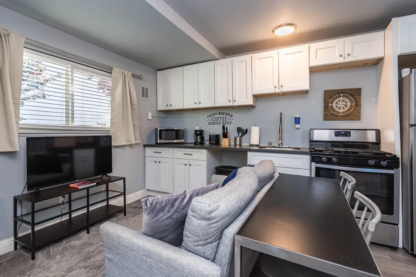 Free Parking | 2nd Floor | Fast Internet | Balcony - Image 1