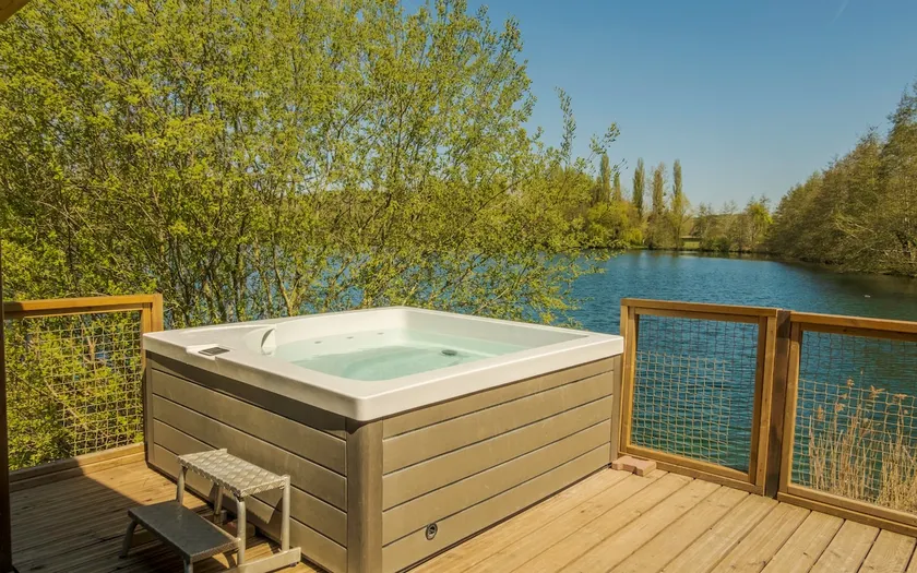 Nature chalet with private spa facing the pond - Image 1