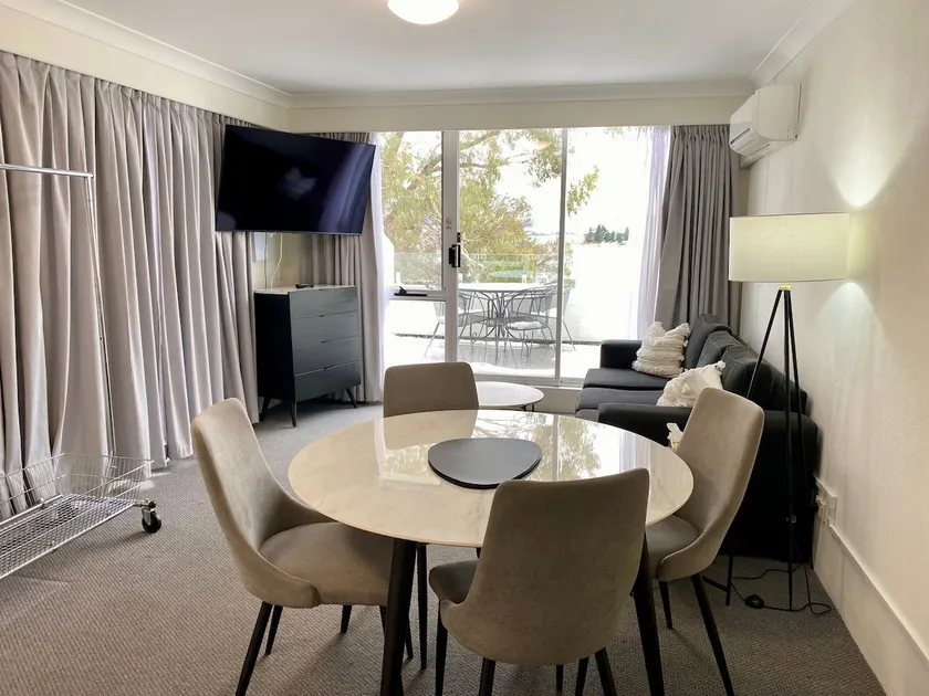 Alpine Stays 401. Lakefront Deluxe KING Apartment - Image 1