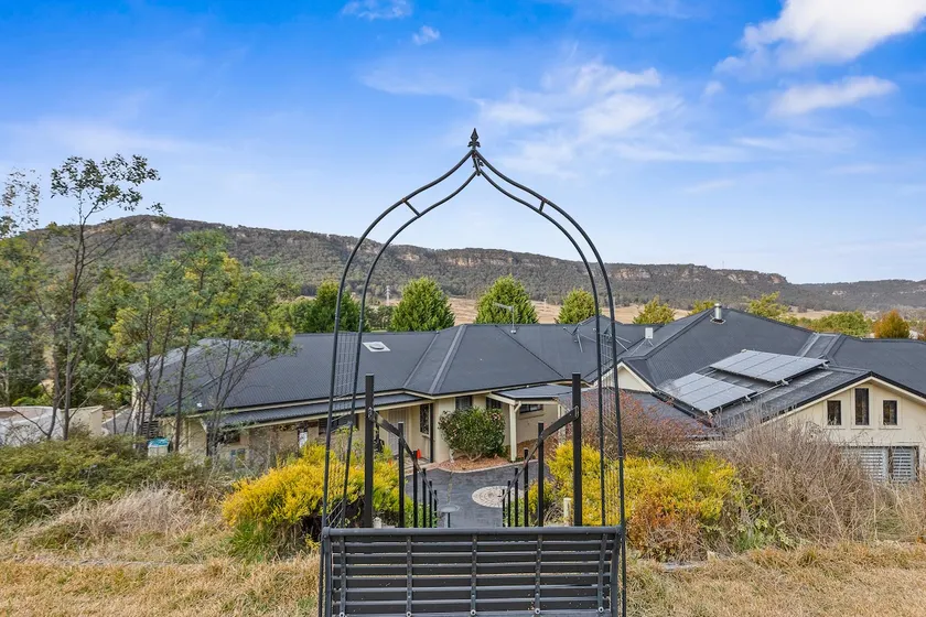Award-Winning Blue Mountains Retreat w/ Pub & Spa - Image 1
