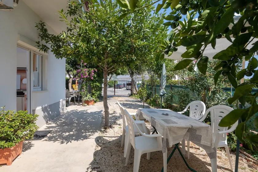 A1 - apt near beach with patio, parking and grill  - Image 1