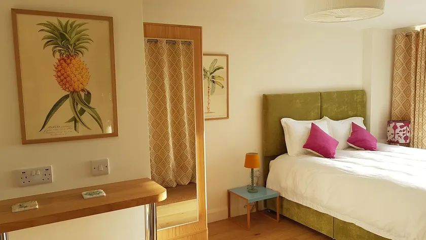 Quiet guest lodge close to city centre & Bath Uni - Image 1